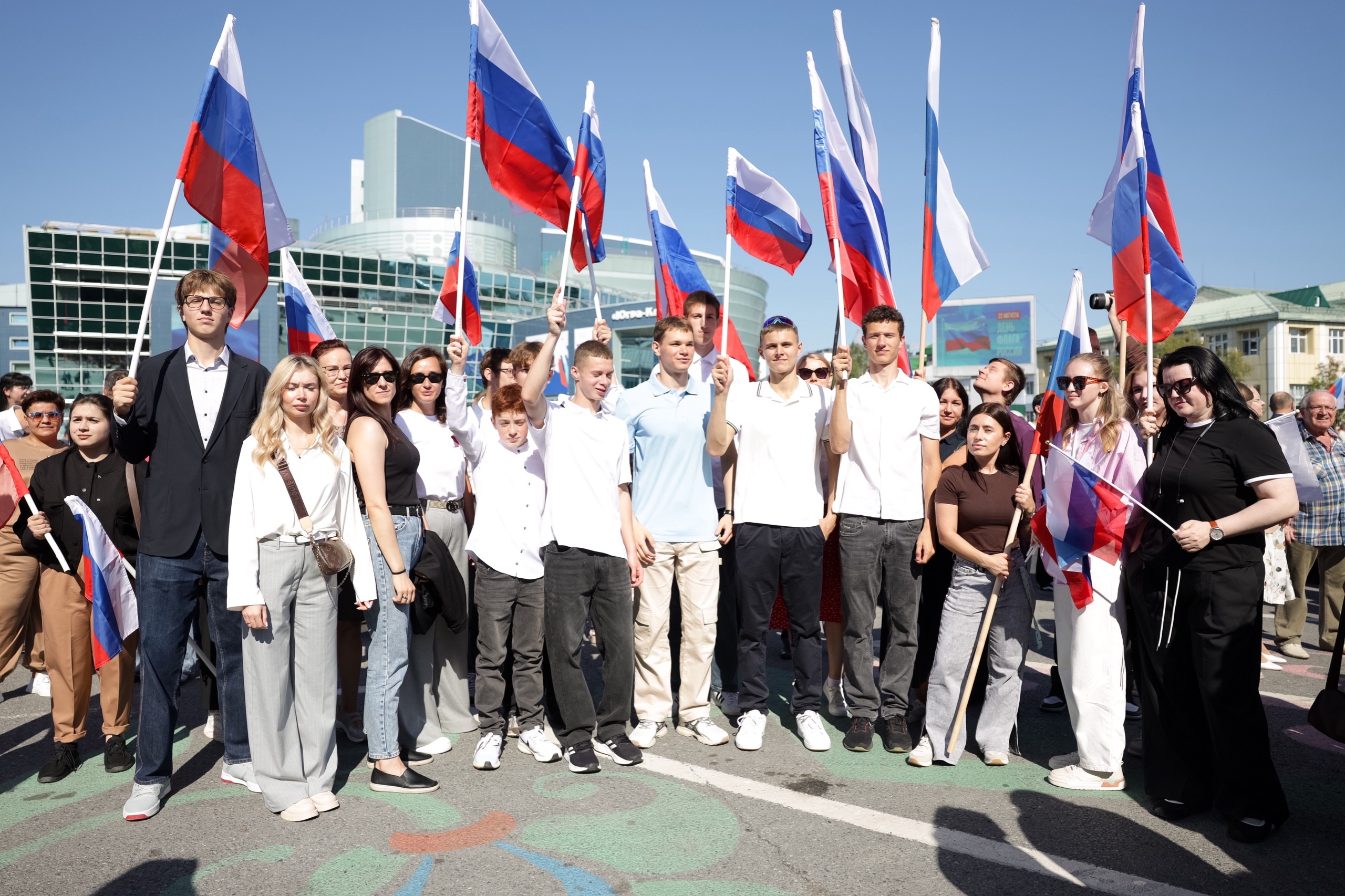 С Днём Государственного флага России
