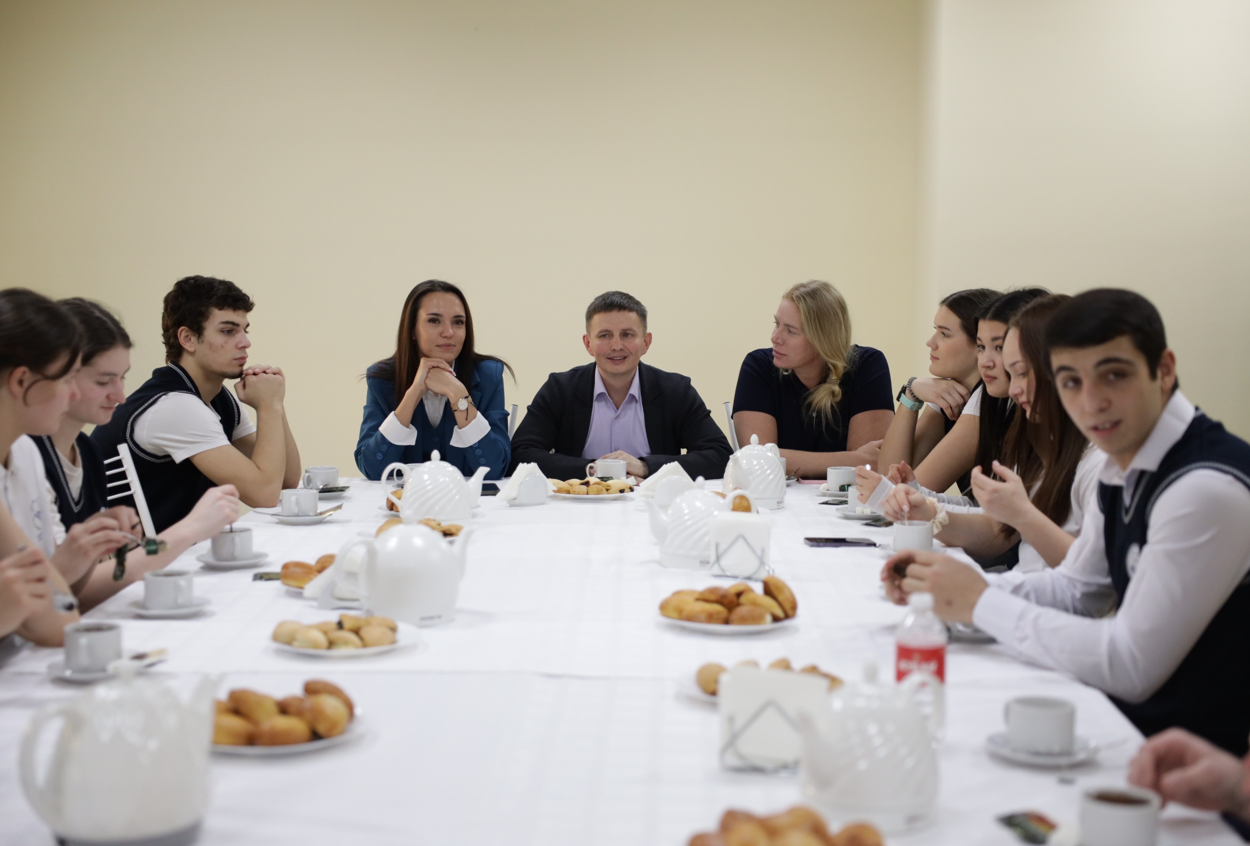 Сегодня волонтёры ЮКИОРа встретились с врио директора Югорского колледжа-интерната олимпийского резерва Васильевым Константином Анатольевичем в тёплой и дружеской атмосфере